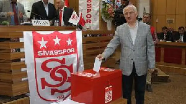 Sivasspor'da Başkanlığa Yeniden Mecnun Otyakmaz Seçildi