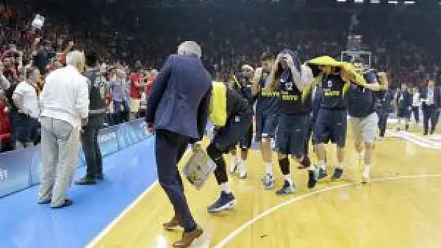 Galatasaray Odeabank-fenerbahçe Maçında Olaylar Çıktı