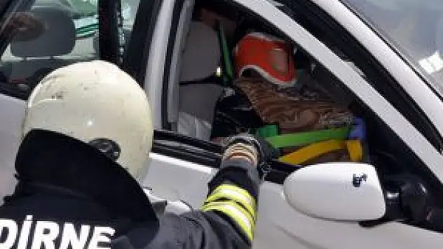 Kaza Yapan Otomobilde Sıkışan Kadın Yolcu Güçlükle Çıkarıldı