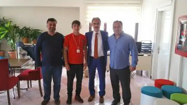 Başkan Dinç, Türkiye 2.'si Güreşçiyi Ödüllendirdi