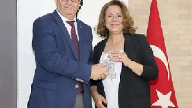 60 Yaşını Aşmış Başarılı İş Kadınlarına Plaket Verildi