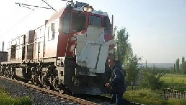 Kütahya'da Tren Hemzemin Geçitte Kamyonete Çarptı: 1 Ağır Yaralı
