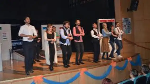 Tatvan'da 'Otogargara' Adlı Oyun Sahnelendi