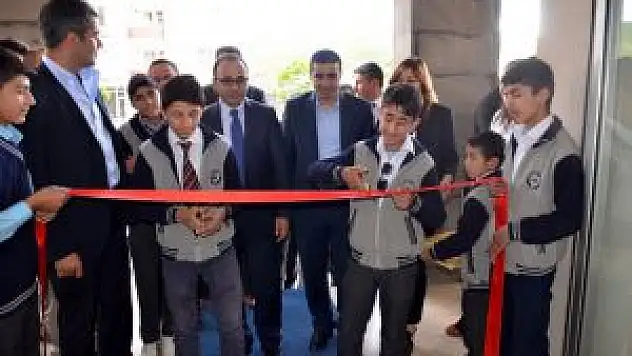 Hizan'da Resim Sergisi Açıldı