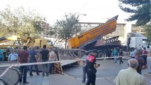 Damperi Açılan Kamyon Üst Geçidi Yıktı
