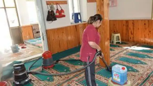 Kiraz'da Camilere Ramazan Temizliği
