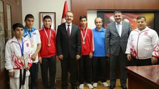 Muş'ta Başarısı Sporcular Ödüllendirildi