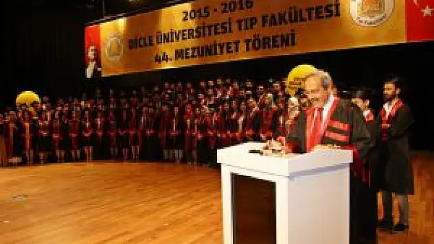 Dicle'de Hekim Adayları Diplomalarını Aldı