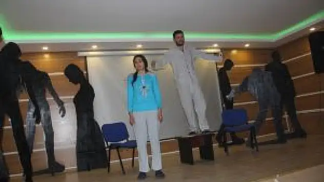 Başkale'de 'İllet' Adlı Oyun Sahnelendi