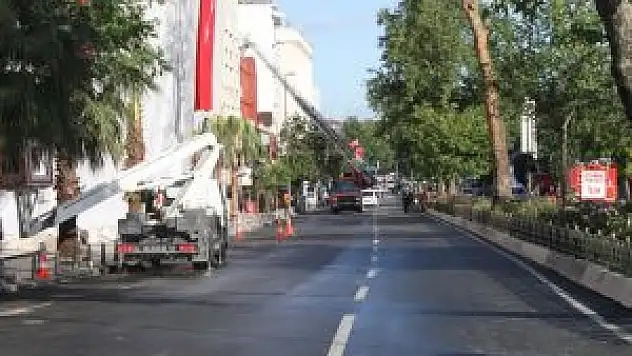 Vezneciler Bayraklarla Donatıldı
