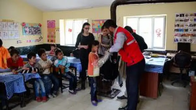 Hizan'da Öğrencilere Giyim Yardımı