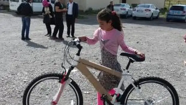 Çaldıran'da 64 Öğrenciye Bisiklet Dağıtıldı