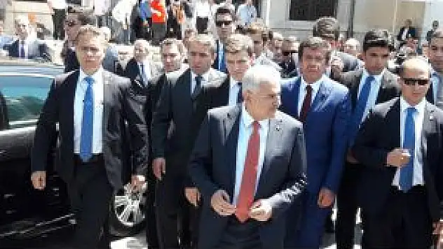 Başbakan Yıldırım, Cumayı Dolmabahçe Camii'nde Kıldı