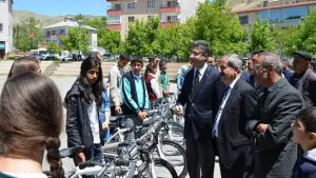 Teog'da Başarılı Olan Öğrencilere Bisiklet Dağıtıldı