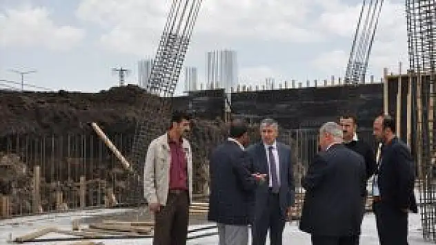 Tatvan'da Yeni Belediye Binasının Yapımı Sürüyor