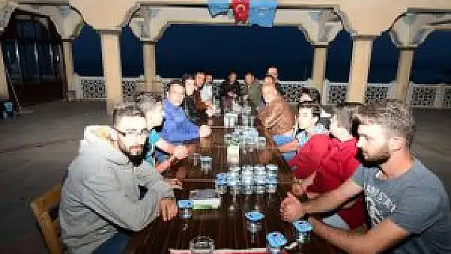Sadece Su Ve Hurmayla İftar Yaptılar