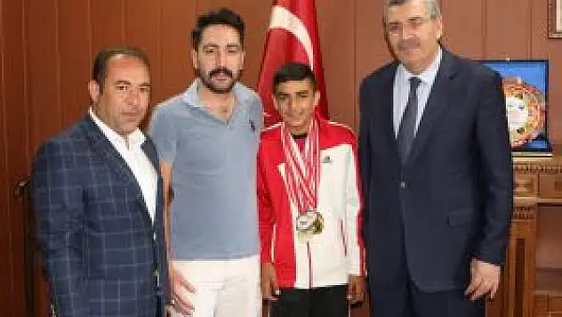 Dursun, Türkiye İkincisi Atleti Kabul Etti