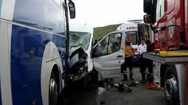 Erzurum'da Trafik Kazası: 3 Yaralı