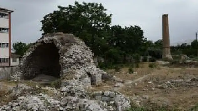 'Yalnız Minareler' Zamana Direniyor