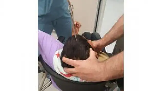 Abisinin Attığı Makas Başına Saplandı