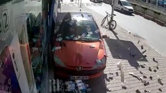 Fren Yerine Gaza Basınca Dükkanların Vitrinlerine Çarparak Durabildi