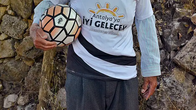 96 yaşındaki dedemiz futbolla ilgilenmesi görenleri şaşırttı..