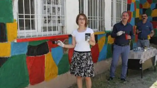 Öğretmenler Okul Yemekhanesinin Duvarlarını Boyadı