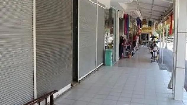 Kemer'de dükkanlar boşaldı