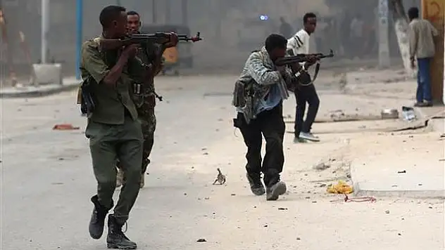 Somali'de otele baskın