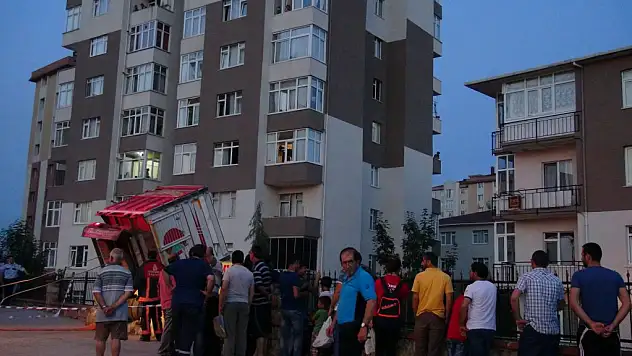 Mısır Kamyonu Siteye Girdi: 2 kişi ağır Yaralı