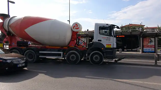 Beton Arabası Metrobüs Durağına Daldı