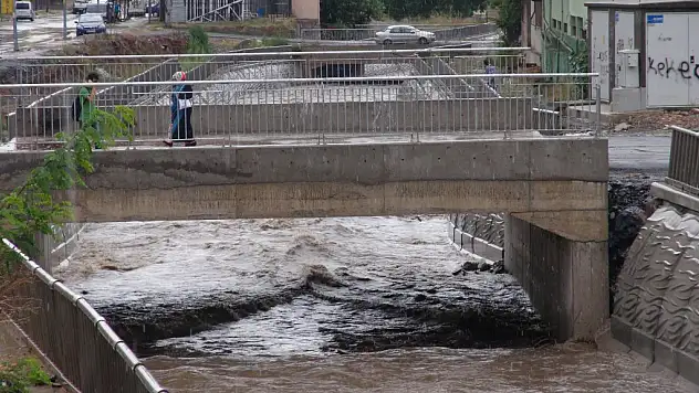 İstanbul'da Aniden yağan Yağmur Hayatı Olumsuz Etkiledi