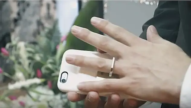 ABD'li bir adam telefonu ile evlendi