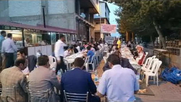 Ahlat'ta Ak Parti'den Yetimlere İftar