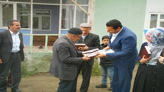Ak Partiden Kur'an Kursu Öğrencilerine Kur'an-ı Kerim Hediyesi