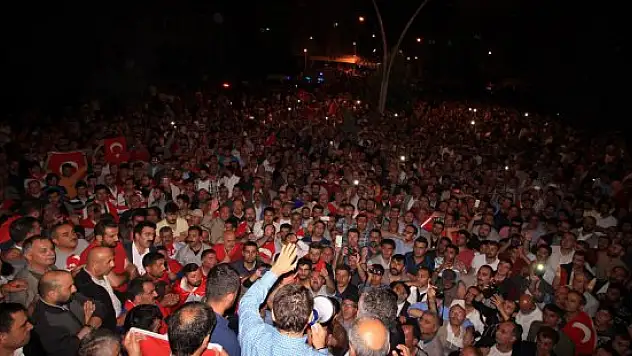 Ağrı Valiliği Önünde Halk Hükümete Sahip Çıktı: Darbeye Lanet Getirdi