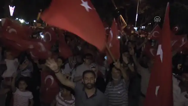 Darbe Girişimine Tepkiler Çığ Gibi Büyüyor