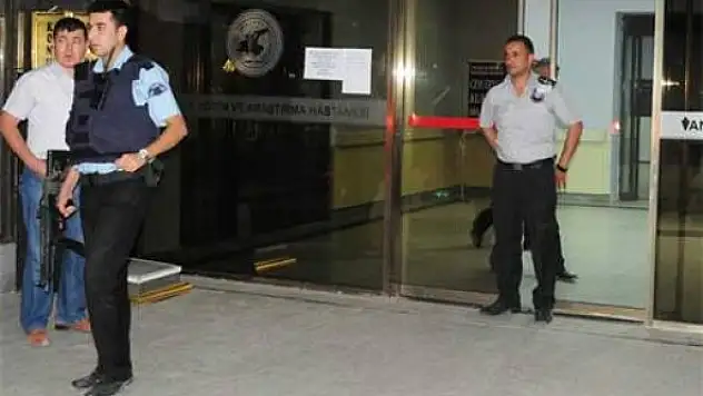 Emekli Albay Görevlilerin Silahını Topladı