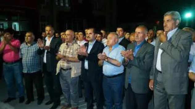 Van'da Demokrasi Nöbetine Devam