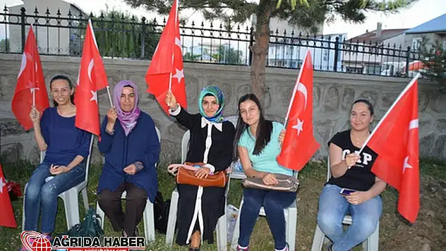 Eleşkirt'te Demokrasi Nöbeti Sürüyor