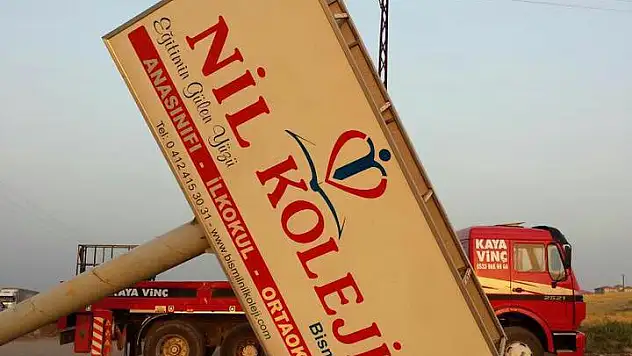 Diyarbakır'da Eğitim Kurumlarının Tabelaları İndirildi