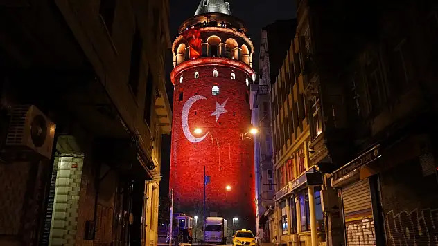 Galata Kulesi Türk Bayrağı'yla Işıklandırıldı