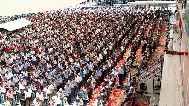 Erzincan Cumhuriyet Meydanında Cuma Namazı Kılındı