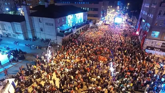 Erzurum'da Halk Meydanlarda