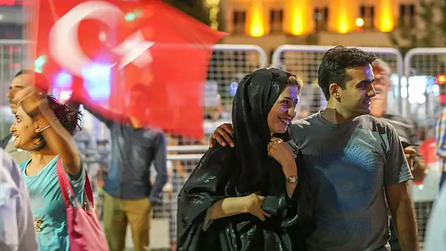 İranlı Turistlerden Demokrasi Nöbetine Destek