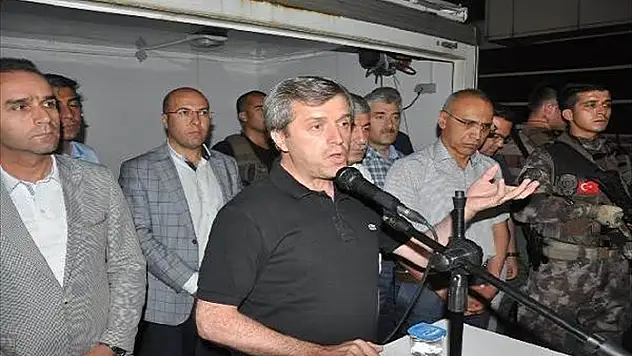 Bitlis Valisi Demokrasi Nöbetinde