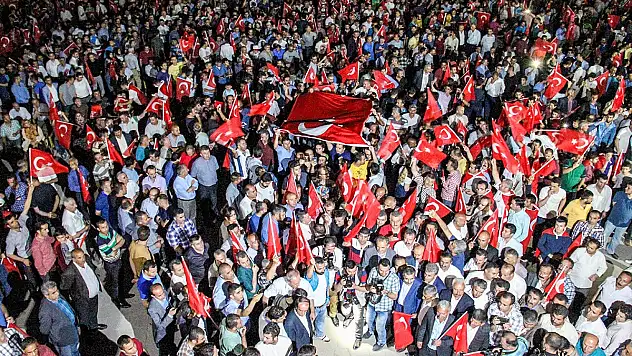 Hakkari'de Bayraklı Protesto