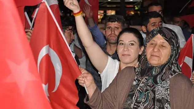 Bitlis'te Halk Meydanlarda