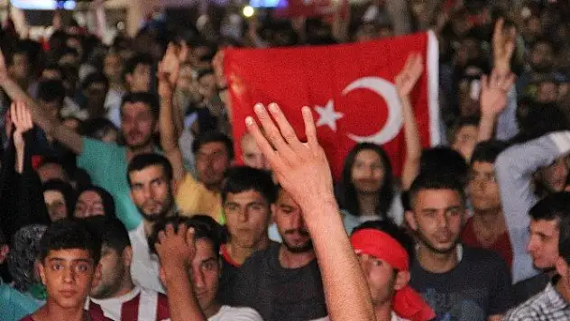 Elazığ Palu'da Halk Darbe Girişimini Protesto Etti