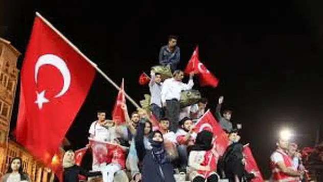 Erciş'te Demokrasi Nöbeti devam Ediyor